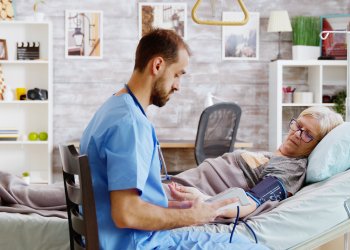 Evde Yatılı Bakıcı Hizmetleriyle Huzurlu ve Konforlu Yaşam